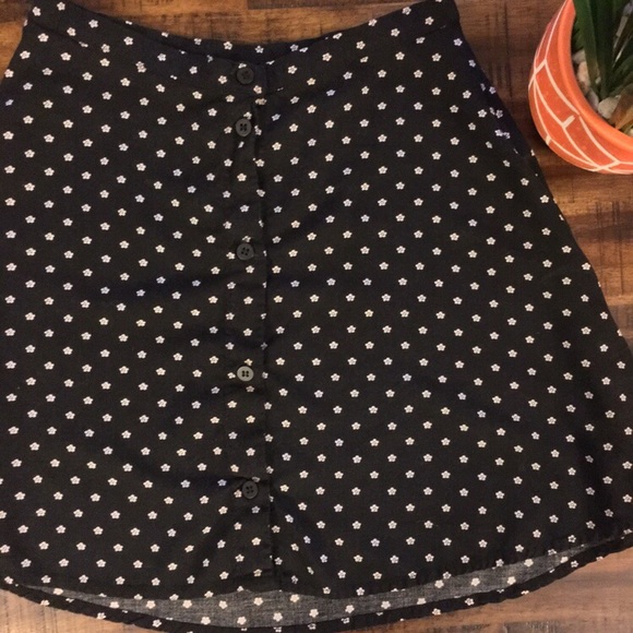H&M Dresses & Skirts - 90’s Vibes🌼 H&M Black Daisy Print Skirt